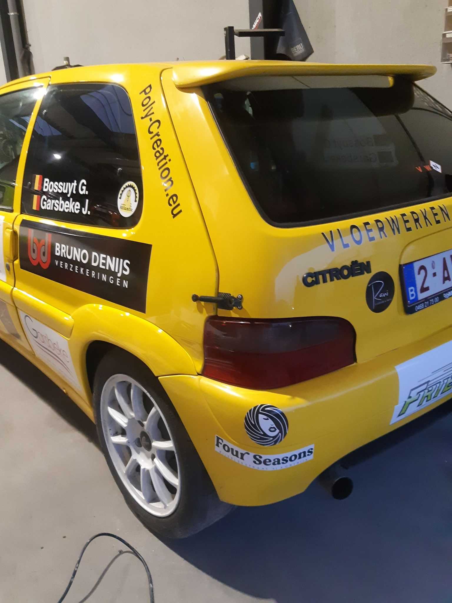 afbeelding van autobelettering, voertuigbelettering, reclamewagen, autoreclame, carwrap, carwrapping, sponsorauto, sponsorreclame, rallystickers, naamsticlers, bedrijfsstickers, logostickers, rallybelettering,sportstickers,rallysportstickers, stickers westvlaanderen, belettering roeselare, belettering ledegem, reclamestickers, vinylstickers, gevelreclame, signs, stickers laten maken, voertuigbelettering, autobelettering, voertuigreclame