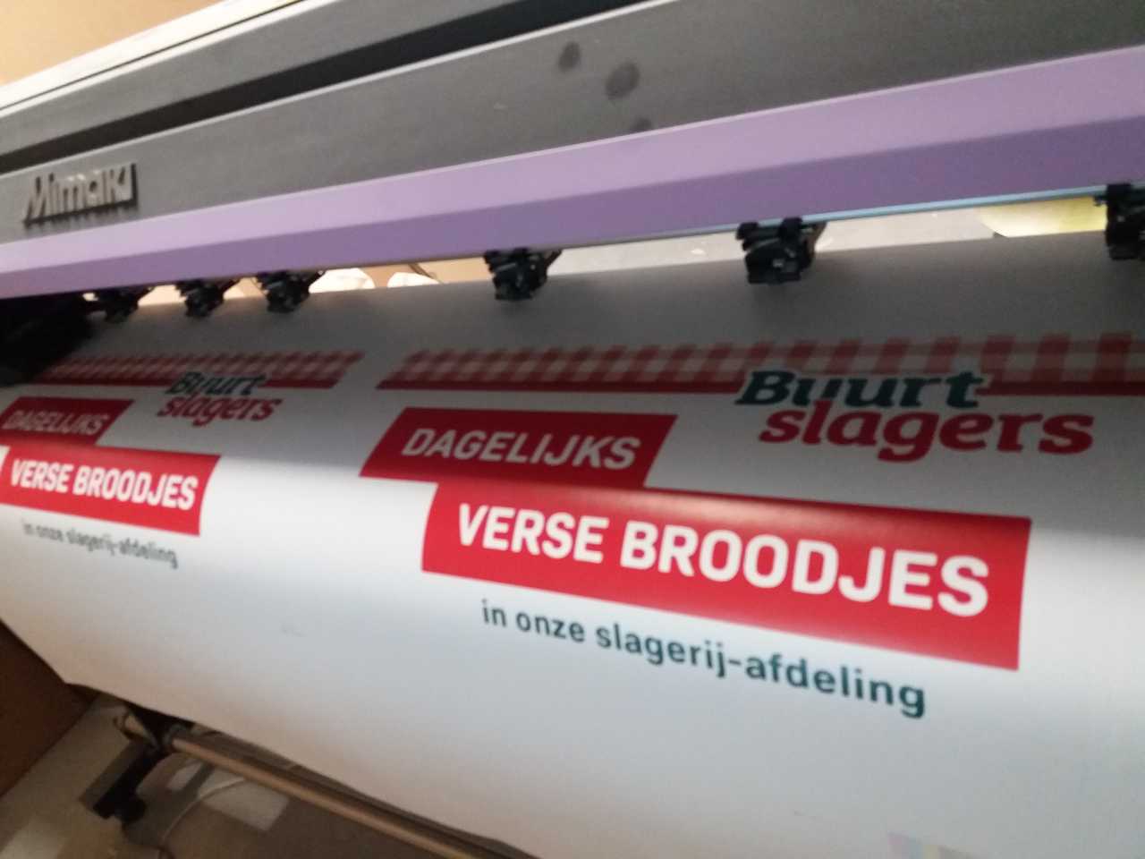 afbeelding van stickers westvlaanderen, preventiestickers, veiligheidsstickers, outdoorstickers, indoorstickers, muurstickers, deurstickers, vloerstickers, raamstickers, belettering roeselare, belettering ledegem, reclamestickers, vinylstickers, gevelreclame, signs, stickers laten maken, voertuigbelettering, autobelettering, voertuigreclame