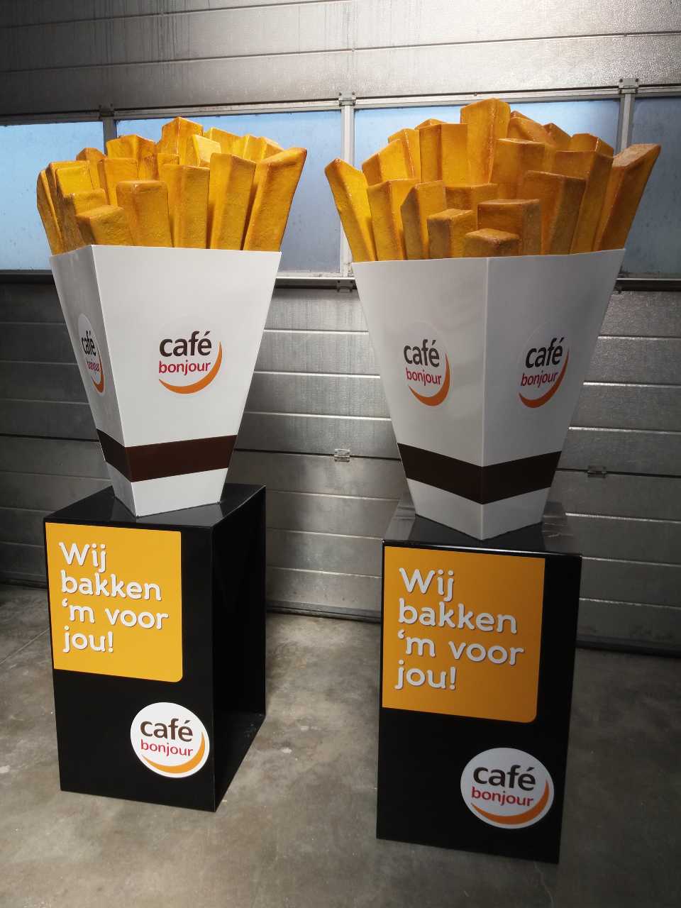 afbeelding van stoepreclame, stoepborden, reclamebord, reclameobject,frietzak in polyester, puntzak in polyester, straatreclame,raambelettering, raamdecoratie, belettering westvlaanderen,belettering roeselare, belettering ledegem, reclamestickers, vinylstickers, gevelreclame, signs, stickers laten maken, voertuigbelettering, autobelettering, voertuigreclame